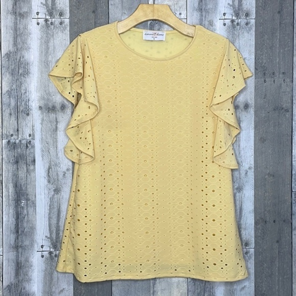 PALE yellow eyelet short sleeve blouse.  Flutter sleeves.  Lightly lined. Small‎
